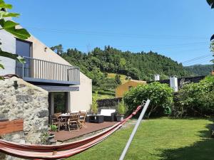 een hangmat in de tuin van een huis bij Furnas Valley in Furnas