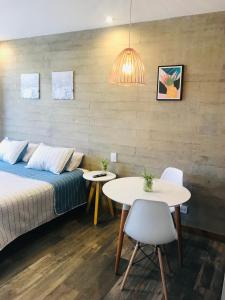 Schlafzimmer mit einem Bett, einem Tisch und Stühlen in der Unterkunft Excelente Apartamento, a metros del Parque San Martín! in Mendoza