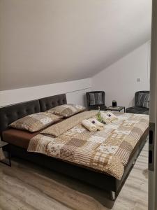 1 dormitorio con 2 almohadas en Mali Portorož v Prlekiji, en Ljutomer