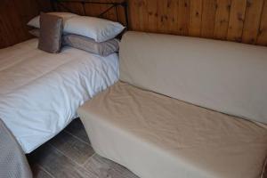 duas camas sentadas uma ao lado da outra num quarto em Malthouse Farm Cottage Carriage em Dilhorne
