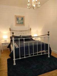 Posteľ alebo postele v izbe v ubytovaní Shadow's Cottage situated in Fishertown, Nairn.