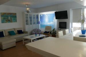 sala de estar con sofá y mesa en Piso en Santa Cristina, a 150 m de la playa, en Oleiros
