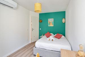a bedroom with a bed and a green wall at Beautiful flat with balcony in the heart of Marseille - Welkeys in Marseille