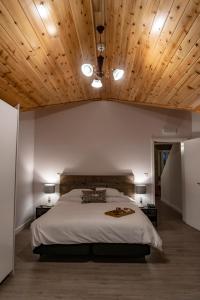 Postel nebo postele na pokoji v ubytování Penthouse Peaks - Casa Sao Joao -4 Star Tourist Apartments