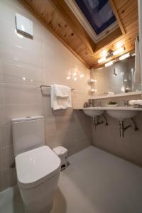 Koupelna v ubytování Penthouse Peaks - Casa Sao Joao -4 Star Tourist Apartments