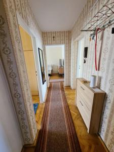 a hallway leading to a room with a hallwayngthngthngthngthngthngthngth at Apartament Omega 250m do plaży in Giżycko