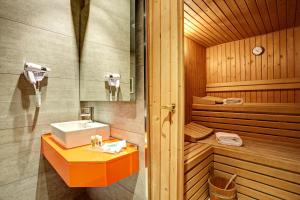 een badkamer met een wastafel en een sauna bij Hotel Costa Azul in Palma de Mallorca