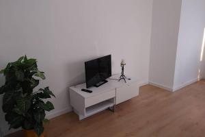 Telewizja i/lub zestaw kina domowego w obiekcie Aitana