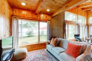 ein Wohnzimmer mit einem Sofa und einem großen Fenster in der Unterkunft Bayfront Beaut in North Hero