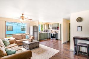 a living room with a couch and a table at Ocean Breeze & Clam Pad in Ocean Shores