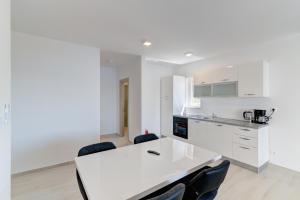 Kuchyňa alebo kuchynka v ubytovaní APARTMANI OLIMP1