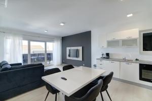 Kuchyňa alebo kuchynka v ubytovaní APARTMANI OLIMP1