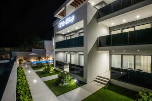 Vonkajšia záhrada v ubytovaní APARTMANI OLIMP1