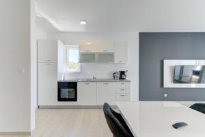 Kuchyňa alebo kuchynka v ubytovaní APARTMANI OLIMP1