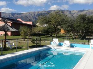 a swimming pool with a view of the mountains at Punto Serrano in Carpintería