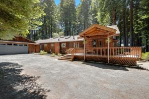 een groot huis met een veranda en een garage bij Surfwood Getaway in Mendocino