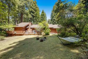 een hangmat in een tuin voor een blokhut bij Surfwood Getaway in Mendocino