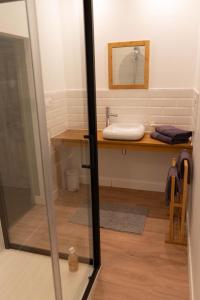 La salle de bains est pourvue d'un lavabo et d'un miroir. dans l'établissement un dimanche chez Julie chambre Léontine, à Parthenay