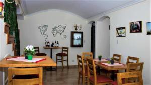 Uma área de estar em Chenin Lodge
