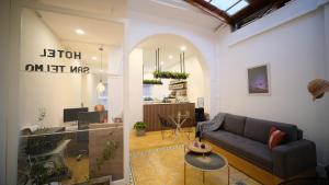 ein Wohnzimmer mit Sofa und Tisch in der Unterkunft Hotel San Telmo in Buga