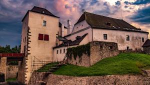 un gran edificio blanco en la cima de una colina en Penzion 1670, en Nové Hrady