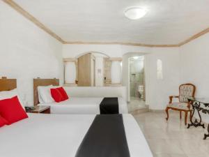 Habitación de hotel con 2 camas y baño en Gran Hotel Campestre, en Celaya