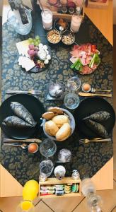 una mesa con comida y platos de comida en ella en Gasthof-Pension Lindenhof, en Unterburg am Klopeiner See