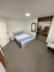Una cama o camas en una habitación de Comfort Apartment with Sea View