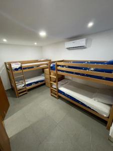 Uma ou mais camas em beliche em um quarto em Comfort Apartment with Sea View