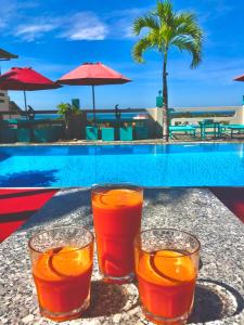 dos bebidas en una mesa junto a una piscina en Mui Ne Hills Bliss Hotel, en Mui Ne