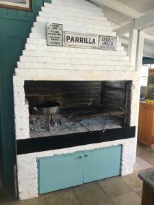 un horno de ladrillo con un fuego dentro de él en Quinta El Molino, en San Pedro