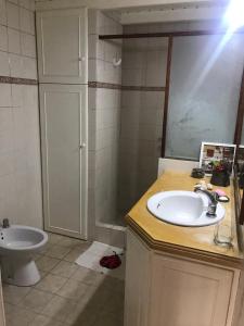 Un baño con lavabo e inodoro en Quinta El Molino, en San Pedro