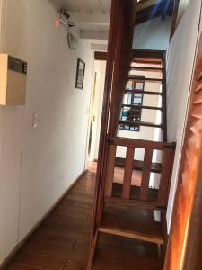 una escalera que conduce al segundo piso de una casa en Quinta El Molino, en San Pedro 45 fotos más