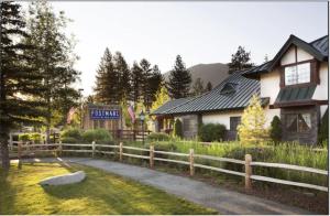 ein Holzzaun vor einem Haus in der Unterkunft Postmarc Hotel and Spa Suites in South Lake Tahoe