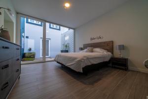 una camera da letto con un letto e una grande finestra di Ocean - Casa Sao Joao - 4 Star Tourist Apartments ad Angra do Heroísmo