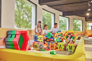 una familia posando en una sala de juegos con bloques en HOTEL CHAM CHAM - Tainan, en Nanxi