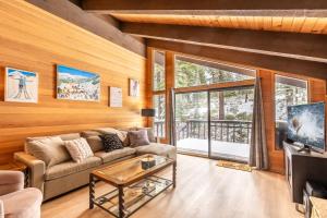 un soggiorno con un divano e un tavolo di Beautiful 4-Bedroom Contemporary Mountain Home condo a Truckee