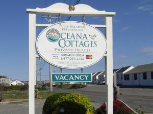um sinal para uma praia privada dos colégios de Calanza em Oceana Cottages em North Truro