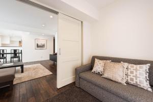 Uma área de estar em NC Square Shinjuku -All Suite Residence-