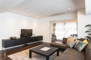 Uma TV ou centro de entretenimento em NC Square Shinjuku -All Suite Residence-