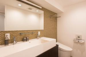Um banheiro em NC Square Shinjuku -All Suite Residence-