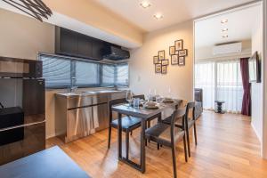 A cozinha ou cozinha compacta de NC Square Shinjuku -All Suite Residence-