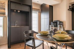 A cozinha ou cozinha compacta de NC Square Shinjuku -All Suite Residence-