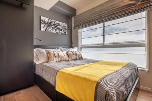 Cama ou camas em um quarto em NC Square Shinjuku -All Suite Residence-
