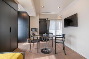 Uma TV ou centro de entretenimento em NC Square Shinjuku -All Suite Residence-
