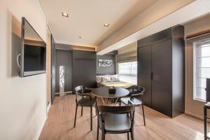 Uma TV ou centro de entretenimento em NC Square Shinjuku -All Suite Residence-