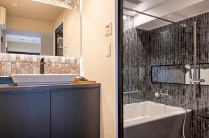 Um banheiro em NC Square Shinjuku -All Suite Residence-