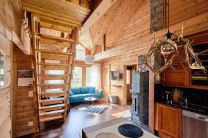 a log cabin with a spiral staircase in a living room at Viihtyisä lomamökki Levillä in Sirkka