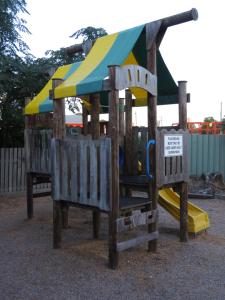 un parque infantil con tobogán en Bundaberg East Cabin and Tourist Park, en Bundaberg