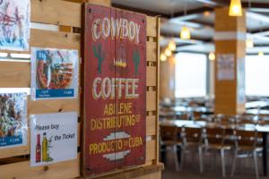 um sinal que diz "café de cowboy" num restaurante em The Lodge Moiwa 834 em Niseko